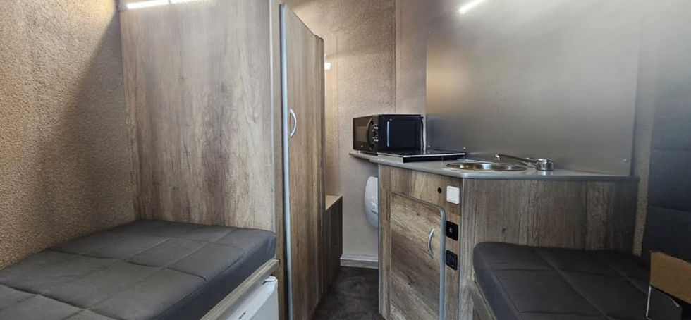 Miniaturbild: Van Maxi Living – 3 Pferde + Küche, Schlafen, Dusche und WC