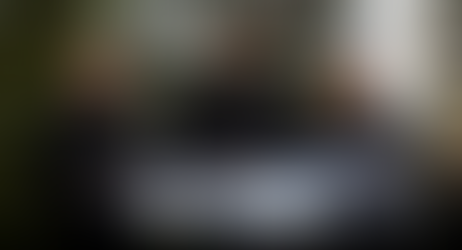 Sara, daniel och MAlin håller upp en bandytröja