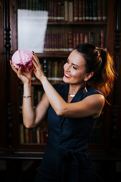 vania albarracin segurando um cérebro de plástico