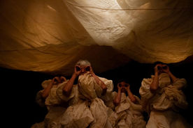 “Instrucciones para vivir una vida”: cuerpos poéticos en escena