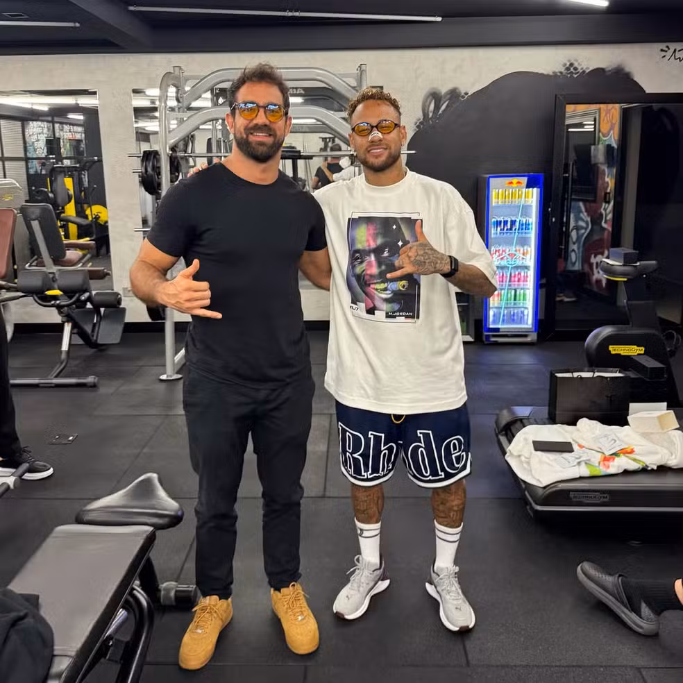 Neymar de óculos