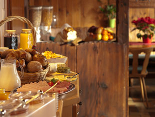 Which Foods Should Be Offered for Funeral Catering?