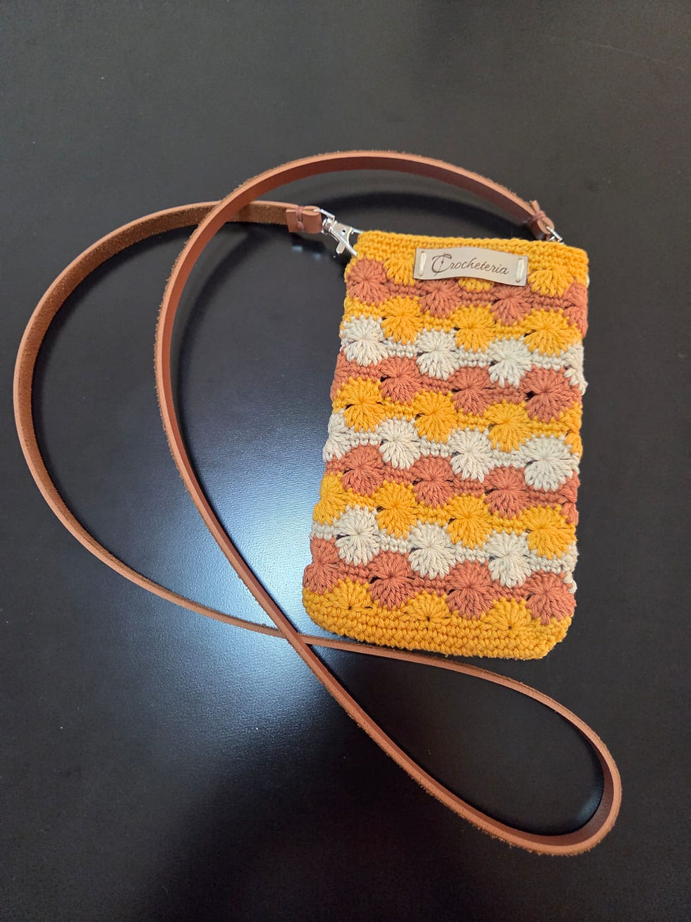 Phone Bag Vibe Dourada da Crocheteria