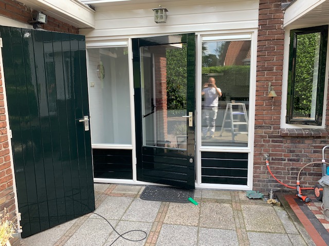 Detail van een geschilderde voordeur