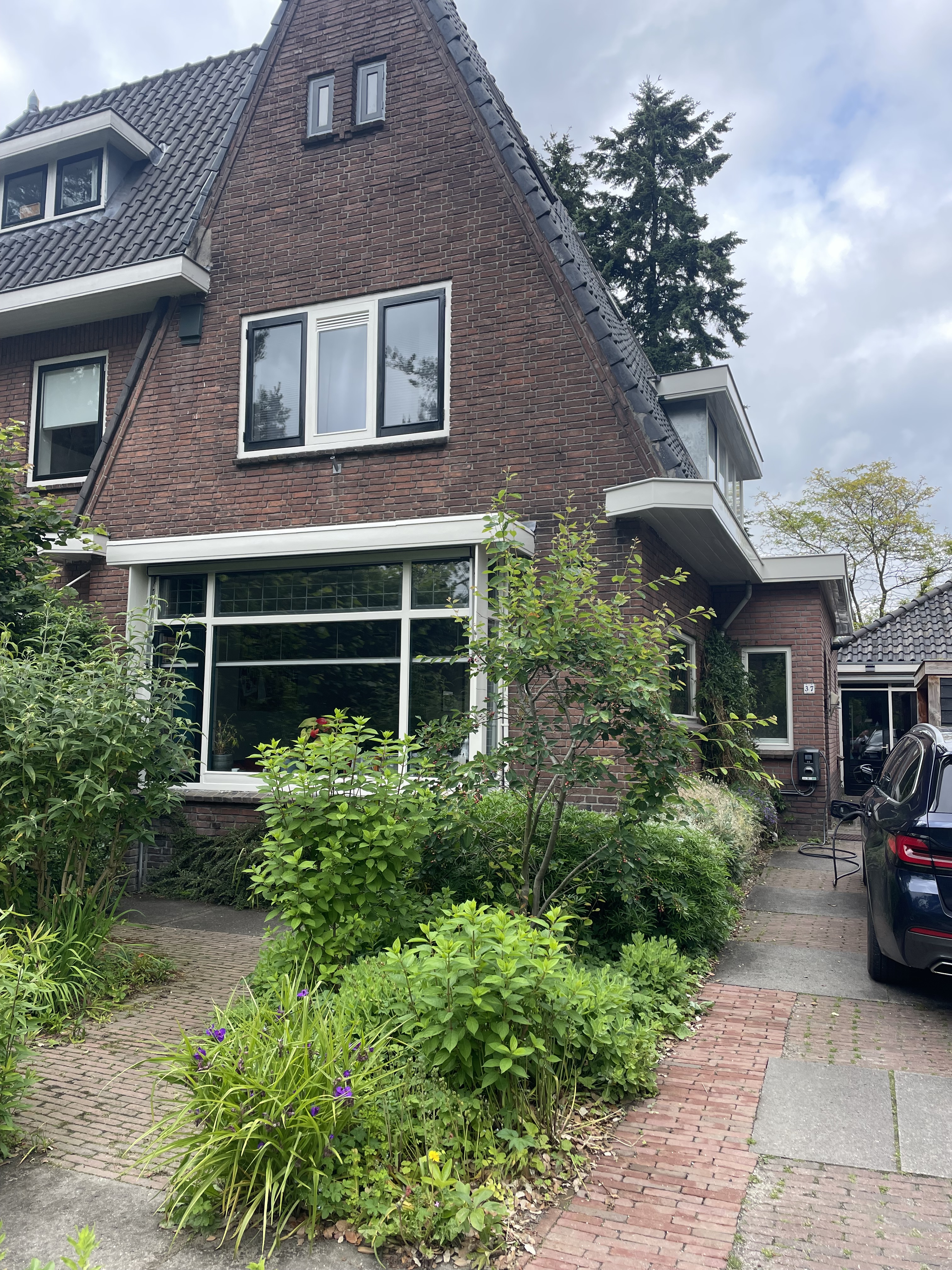 Schilderwerk aan dubbele garagedeuren