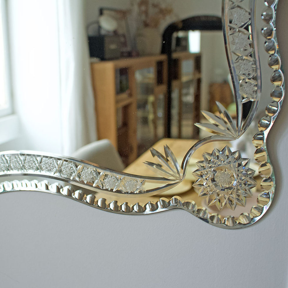 Miniature : Miroir ancien ciselé