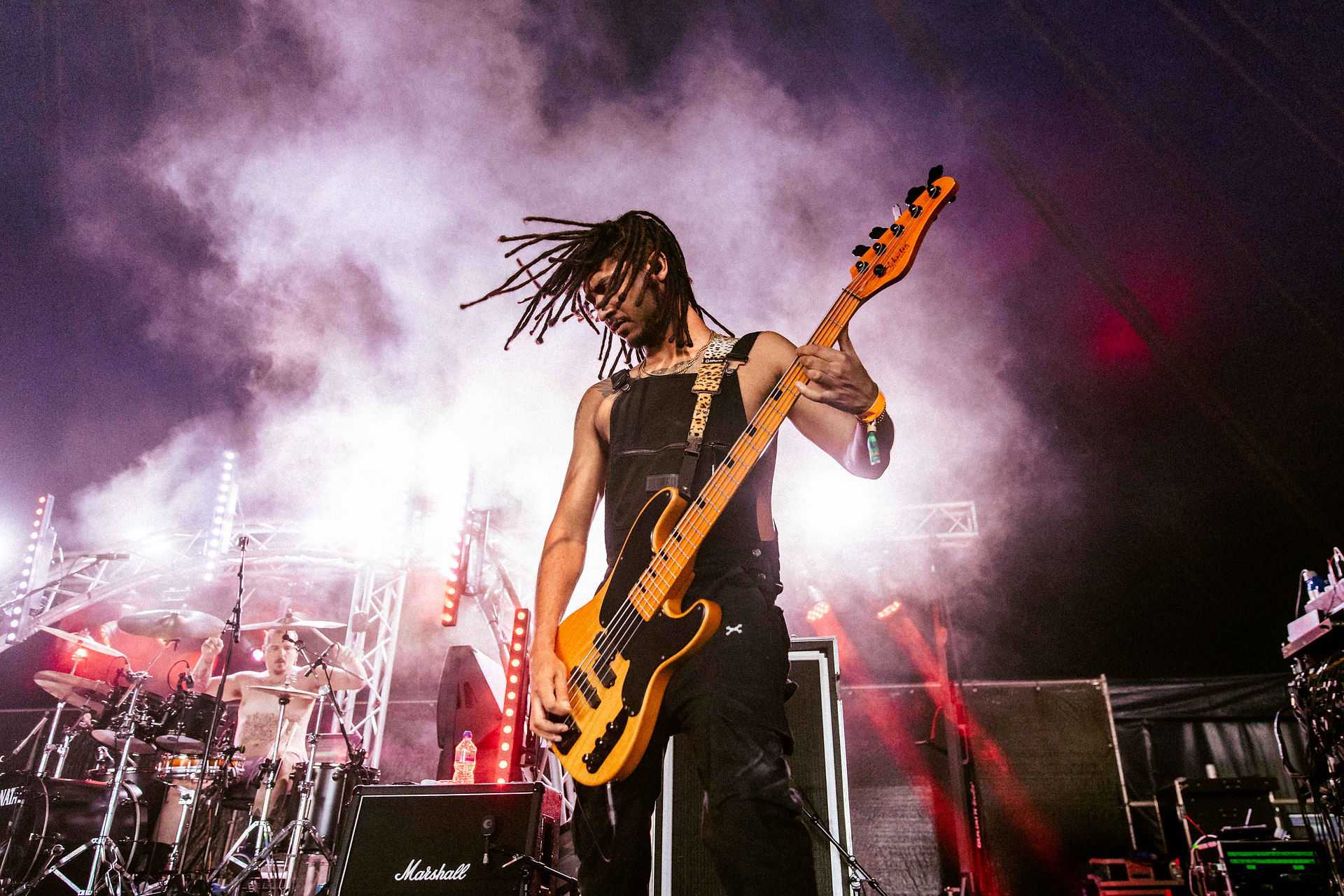 Kaonashi performing at 2000trees