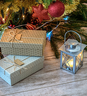 Disposizione dei regali di Natale