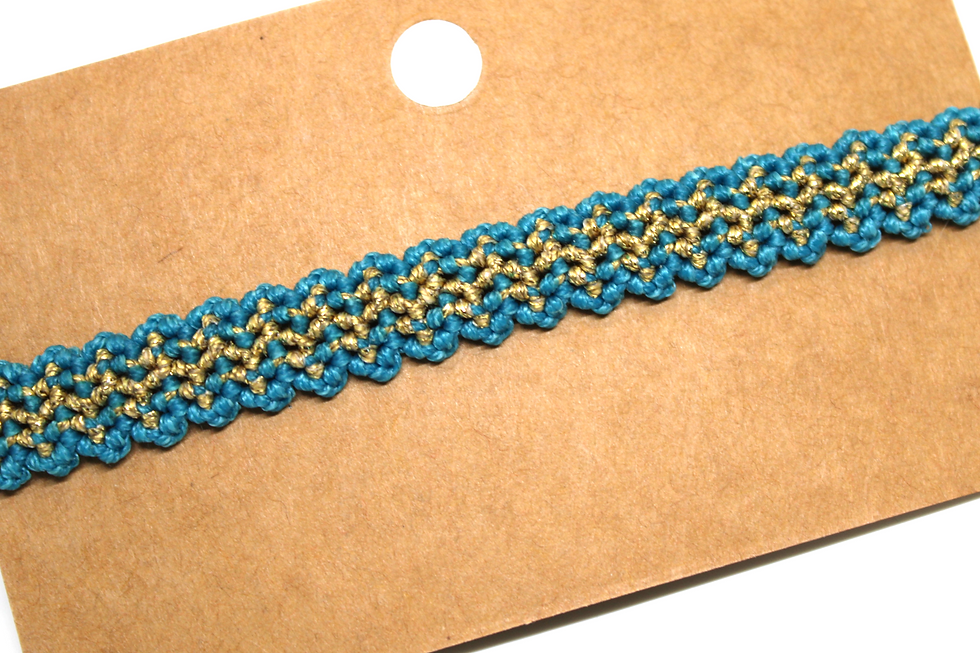 Handgemachtes Armband aus goldfarbenem Wachsfaden – Eleganz in jedem Detail