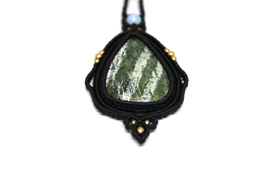 Handgemachte Halskette mit grünem Swiss Opal Edelstein – Ein einzigartiges Schmuckstück, das die natürliche Schönheit des grü