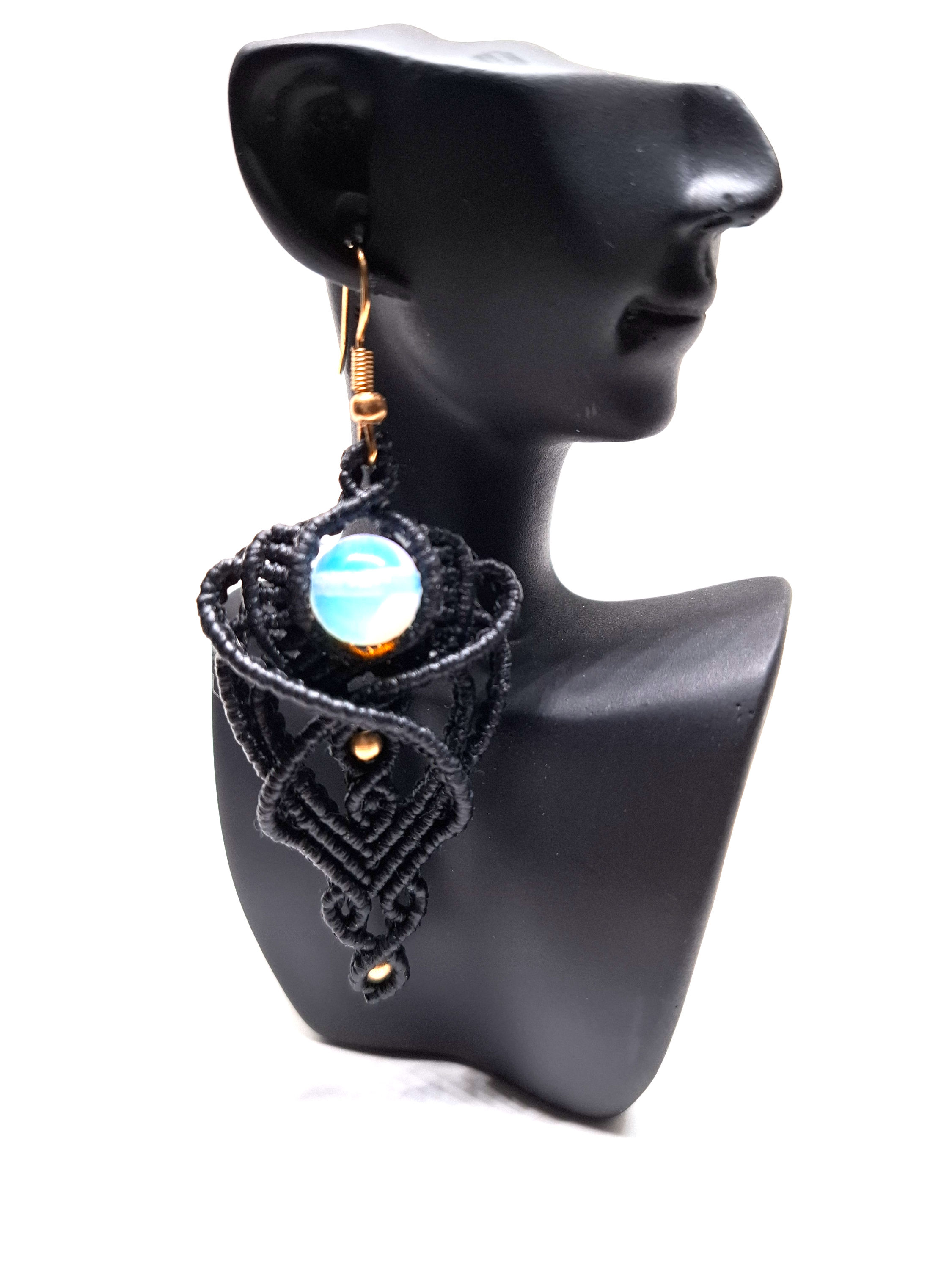 Handgemachte Schwarze Ohrringe mit Mondnaturstein