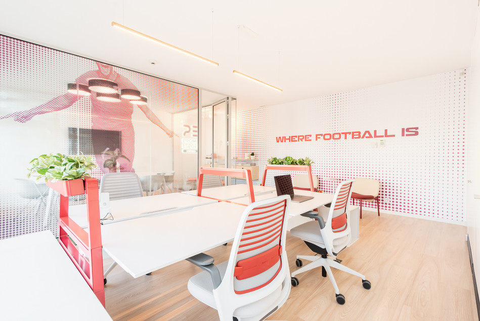 Bancada de trabalho e cadeiras de escritório