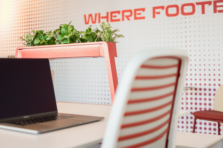 espaço de trabalho com bancada e cadeiras