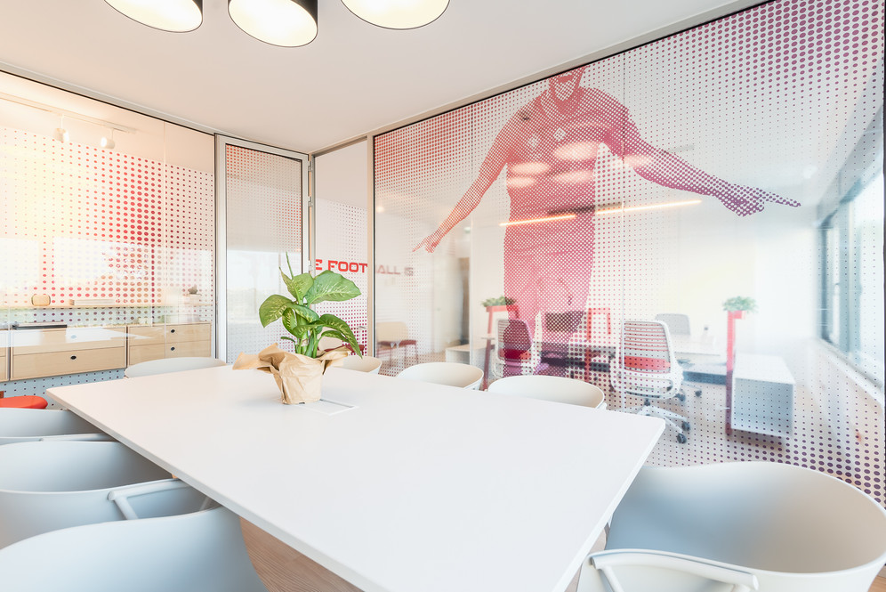 Decoração e mobiliário de sala de reuniões