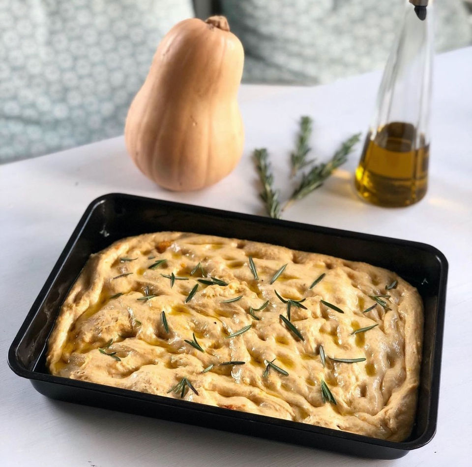 Luftig og god focaccia med butternutgresskar, rosmarin og saltflak.
FOCACCIA MED GRESSKAR smaker utmerket med assortert spekemat. Takket være gresskar får denne focacciaen en litt søtlig smak, som passer perfekt til den salte spekematen. Det er litt som å bruke briochebrød, men mye sunnere, da du bruker gresskar og ikke smør og sukker.