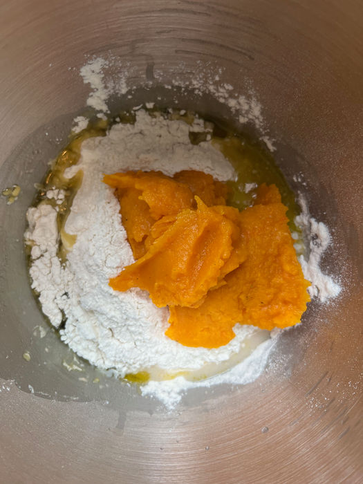 Luftig og god focaccia med butternutgresskar, rosmarin og saltflak.
FOCACCIA MED GRESSKAR smaker utmerket med assortert spekemat. Takket være gresskar får denne focacciaen en litt søtlig smak, som passer perfekt til den salte spekematen. Det er litt som å bruke briochebrød, men mye sunnere, da du bruker gresskar og ikke smør og sukker.