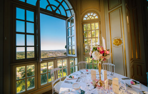 Salon dressé pour un dîner haut de gamme avec vue sur la Côte d'Azur