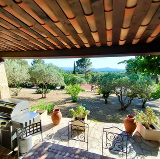 Vue depuis la Villa du Saignadou avec le barbecue