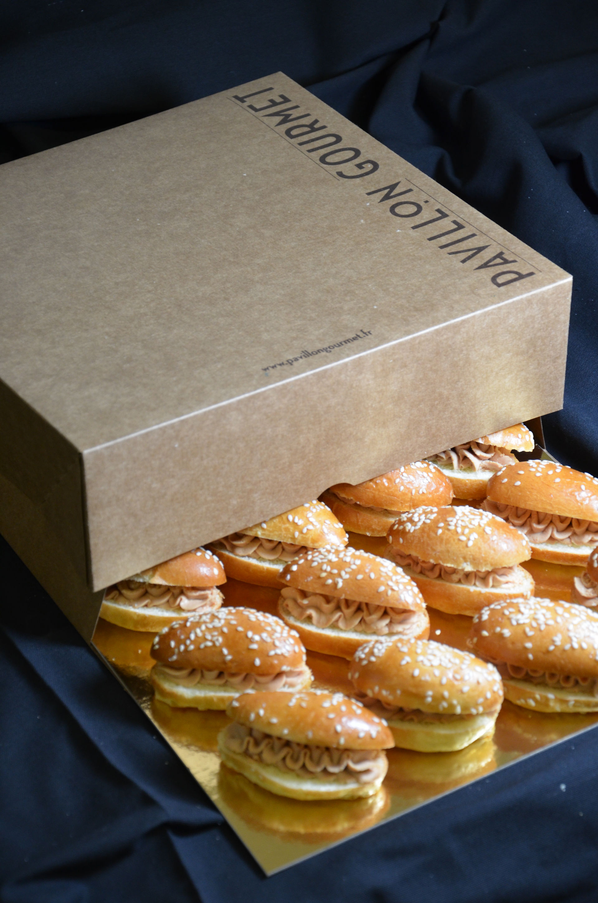 Cocktail sandwich piece for delivery to stand