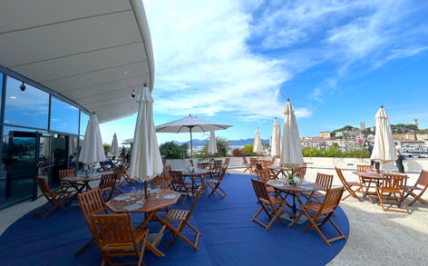 Terrace of the restaurant Le Panoramique with a view of the Old Port
