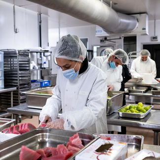 l'équipe de Pavillon Traiteur prépare les aliments au laboratoire de production