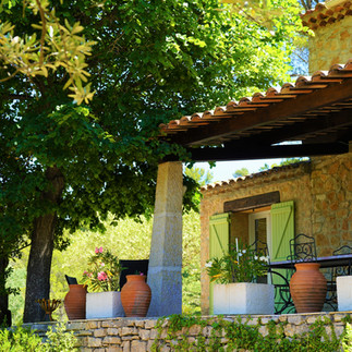 Vue de la façade de la Villa du Saignadou avec la nature au tour