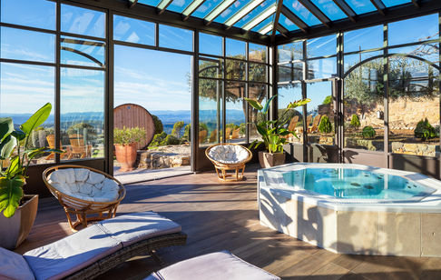 Jacuzzi intérieur avec vue sur le Massif des Maures, à la Bastide de Tourtour