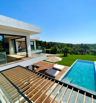 Vue depuis la terrasse de la Villa Mila sur la piscine et les jardins, cadre d'exception pour des événements organisés par Pavillon Traiteur