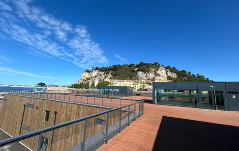 Rooftop panoramique d'OcéaNice avec vue sur le port