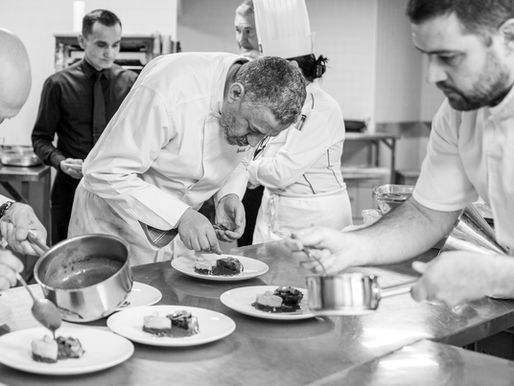 Chefs dans la cuisine de Pavillon des Chefs