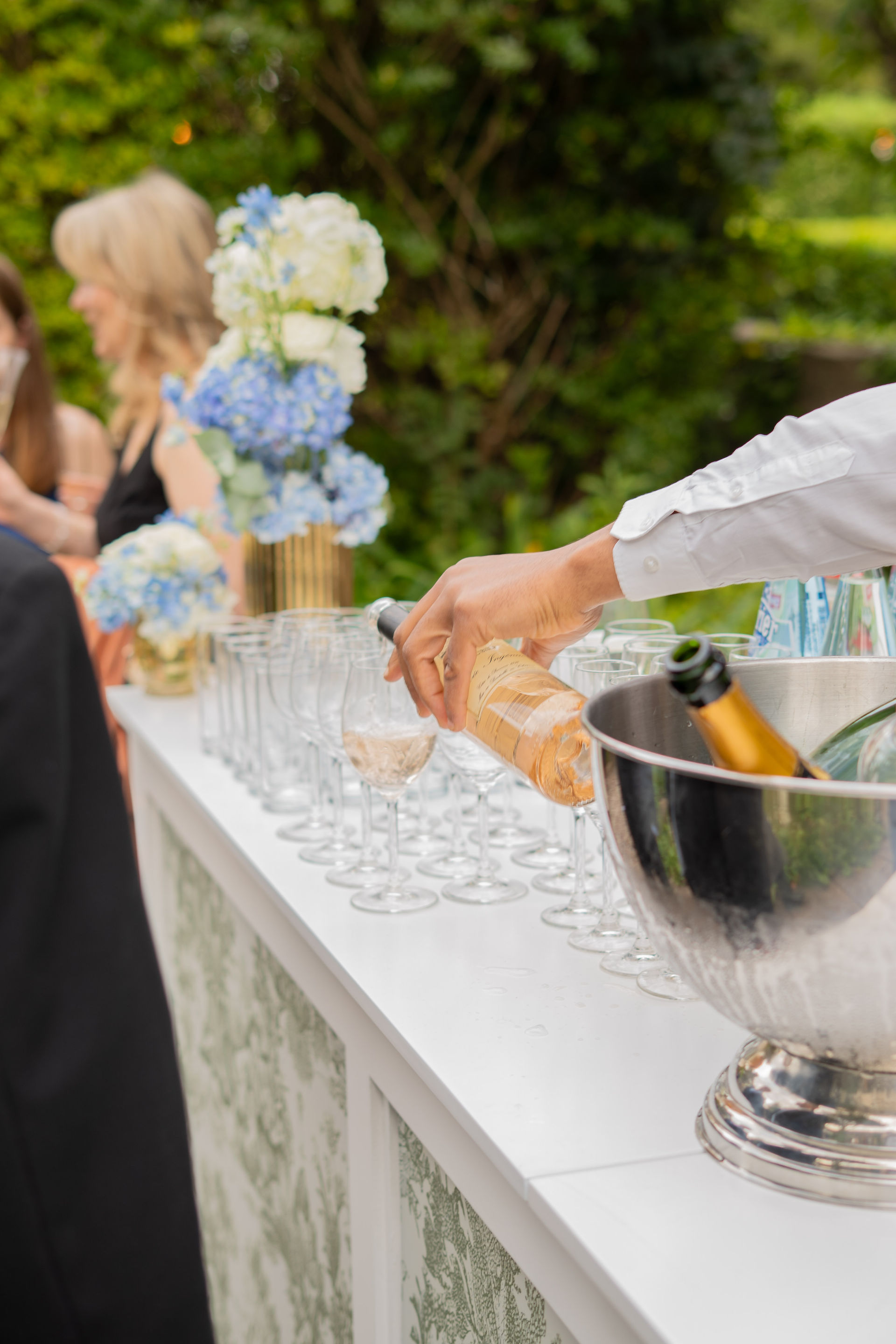 serveur sert du vin pendant un welcome cocktail