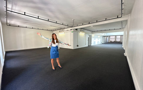 Véronique Lavergne, Event Venue Finder, en répérage au Studio Cannes, dans un espace événementiel modulable
