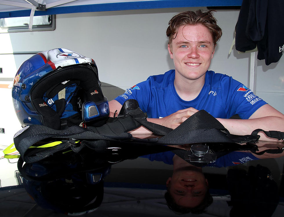 IMPONERT: Debutant i GT5, Thomas Grøndal-Eeles med sin Chrysler Neon har imponert stort denne sesongen og leder NM i GT5 før helgens runde på Rudskogen. Foto: Marius Svingen