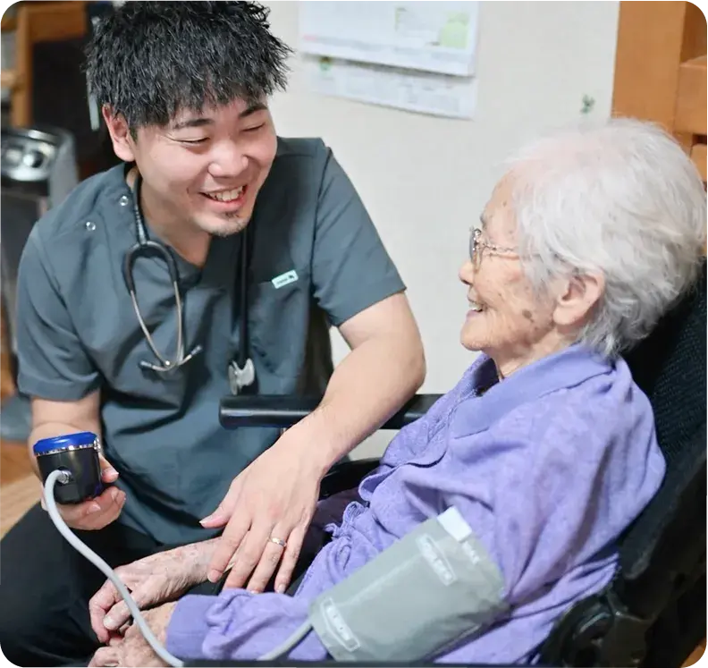 男性看護師とおばあちゃんが笑顔で話をしている様子