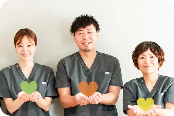 手にハートを浮かべるまんまる訪問看護ステーションのスタッフ