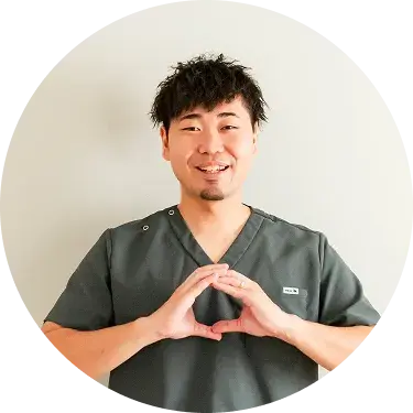 体の前で丸を作ってポーズする男性看護師の花城さん