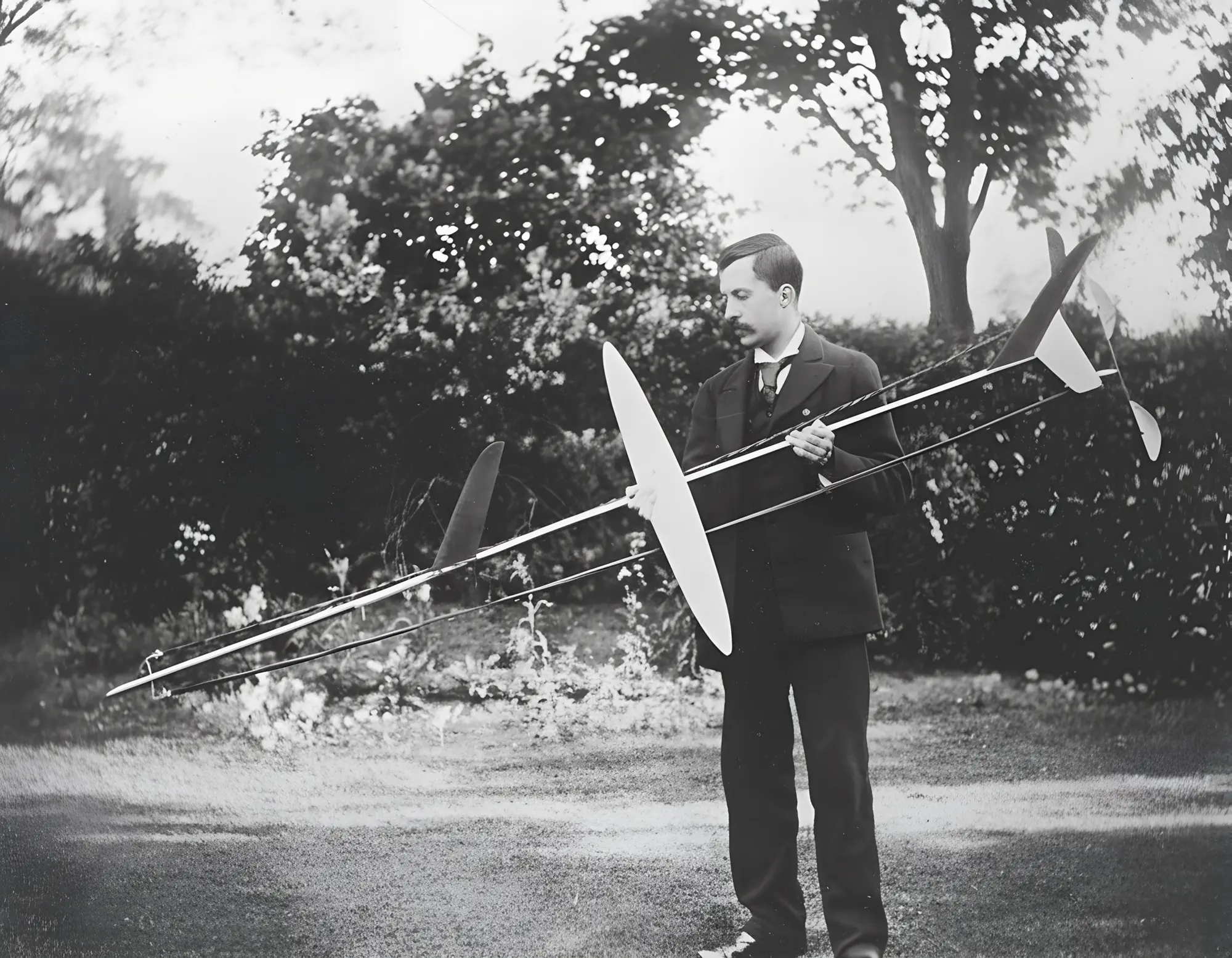 Frederick and George Lanchester in the 8hp Spirit Passenger Phaeton