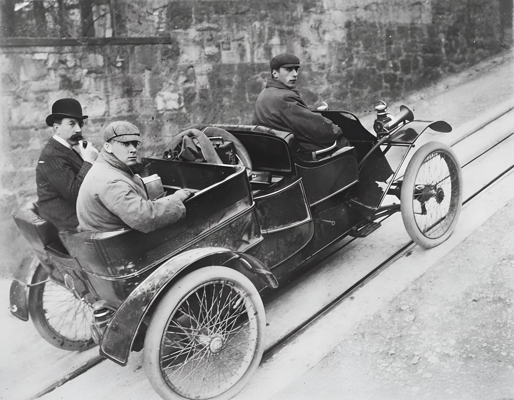 Frederick and George Lanchester in the 8hp Spirit Passenger Phaeton
