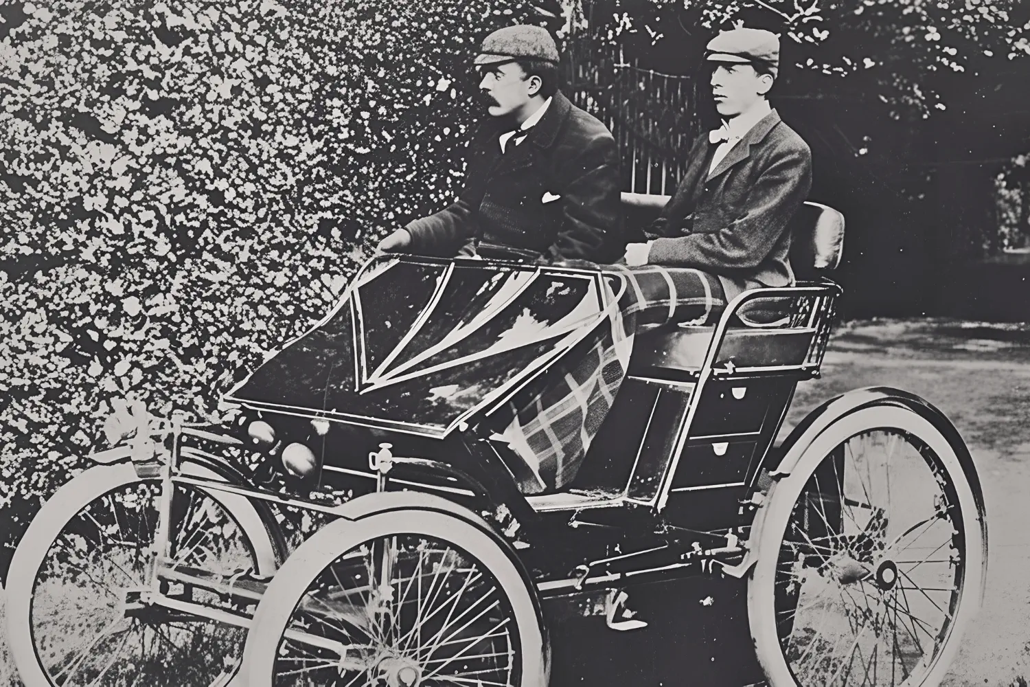 Frederick and George Lanchester in the 8hp Spirit Passenger Phaeton