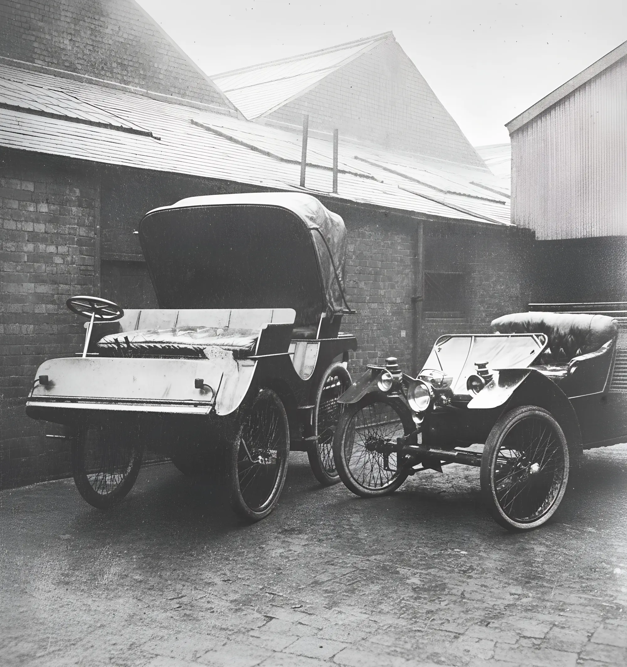 Frederick and George Lanchester in the 8hp Spirit Passenger Phaeton