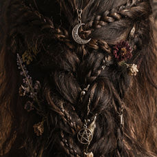 🪮🧹Les tresses dans les traditions de la sorcellerie : histoire, symbolique et petite part de magie.