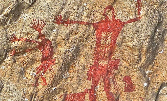 Peinture rupestre de la préhistoire représentant un chaman (à gauche). khao phlara, thaïlande