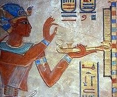 Ramsès III offrant de l'encens dans un encensoir à Osiris.