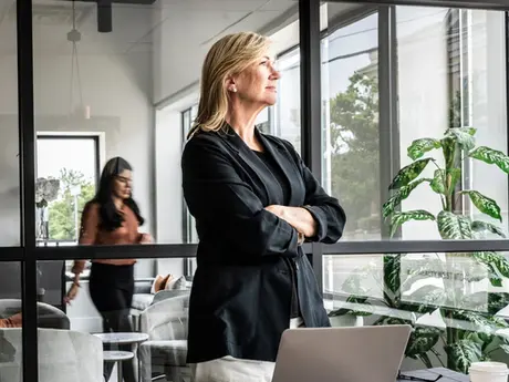 Presença feminina na alta liderança recua no mundo, mas avança no Brasil