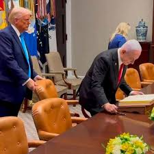 Trump i Pence podpisują dokument