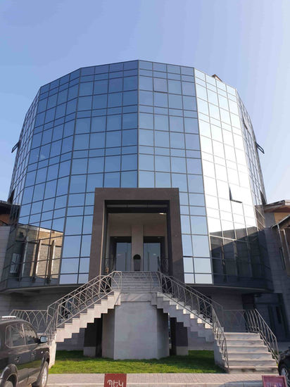 Main entrance of Admiral Isakov 17 business center in Yerevan