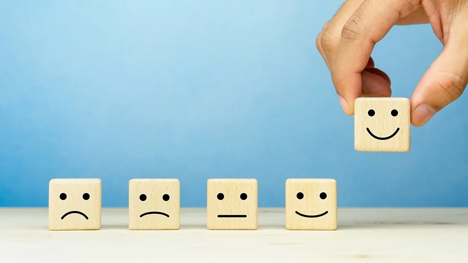 Designing_employee_surveys_960x540px.v3-2.webp