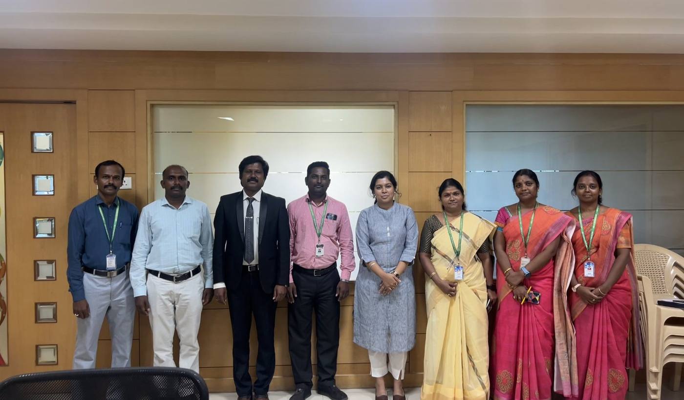 Sanjana Rathi con directivos y docentes de AVS Engineering College tras la firma del memorando de entendimiento