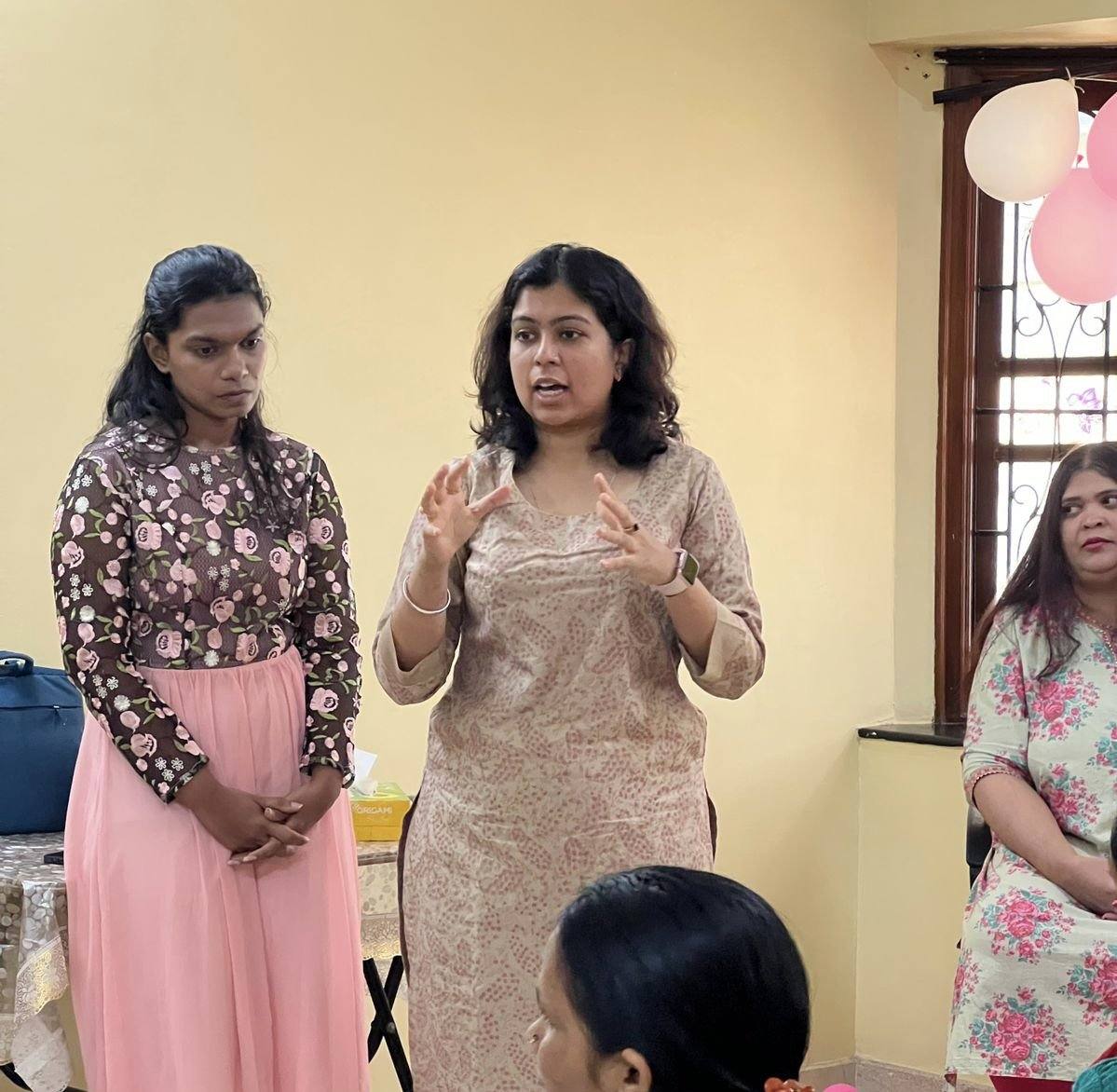 Sanjana Rathi se dirige a madres y padres durante la sesión del Día de la Mujer