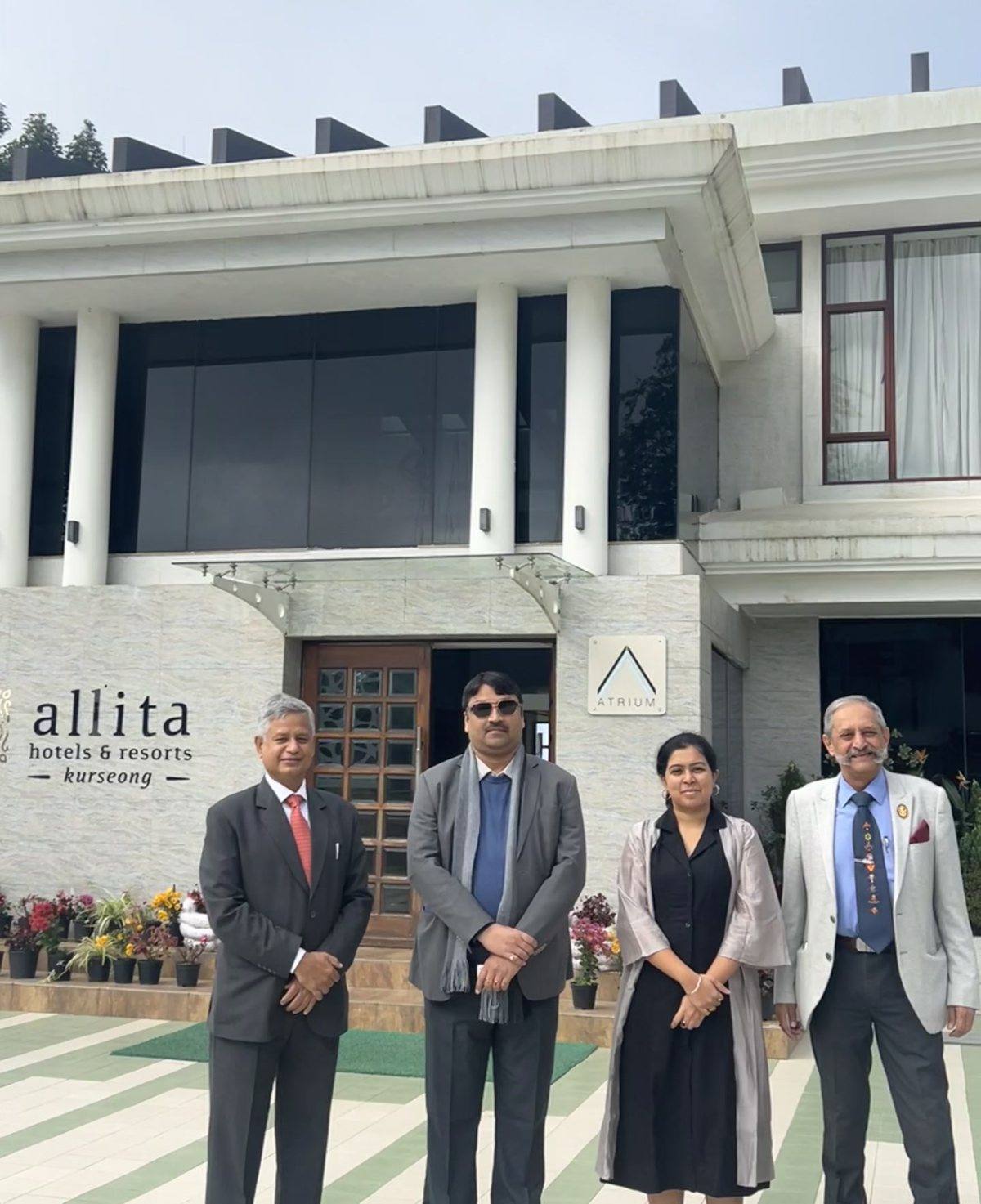 Delegados frente a la sede en Kurseong